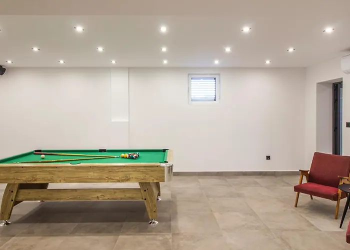 Villa Leandra Near Omis, Private Pool